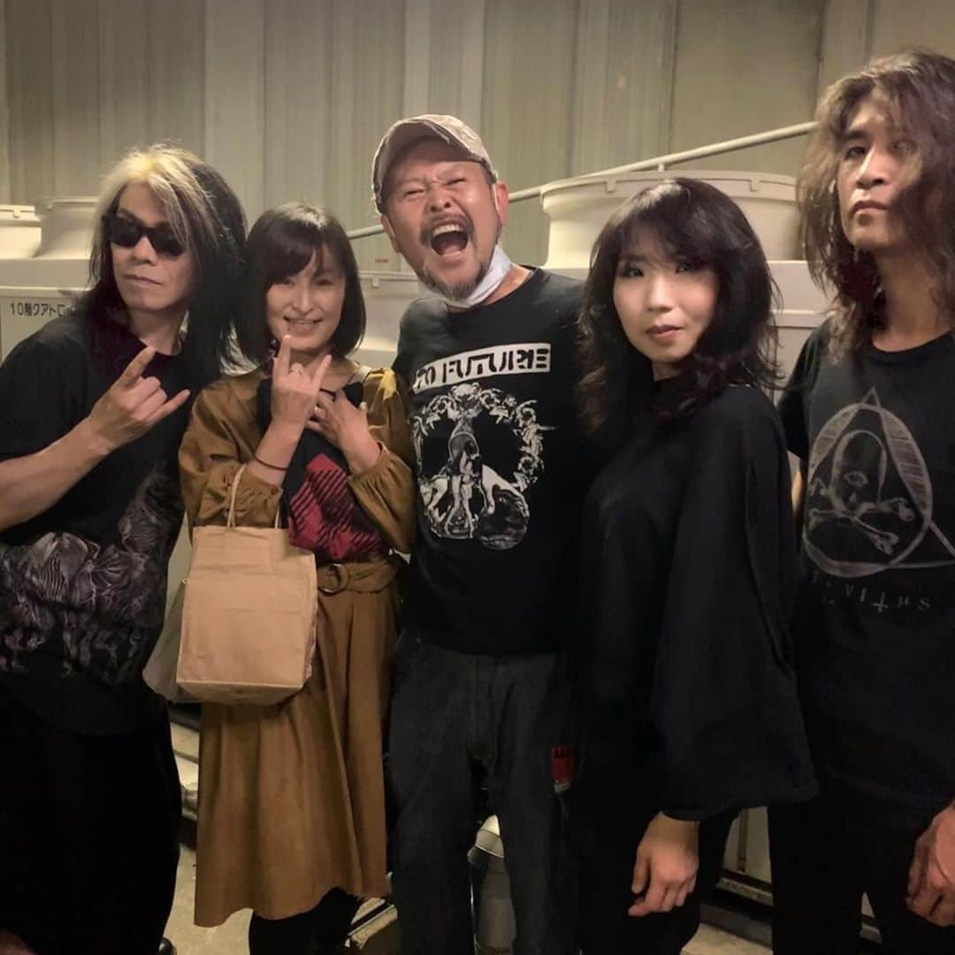 BORISさんのインスタグラム写真 - (BORISInstagram)「EQD Japan Tour 2019, Day 4th done. Thank you so much Hiroshima, and thank you very much @nakaokentaro and  Jamie @relaxerband for join us. It’s an honor. Cheers. レコードショップMISERYのガイさん(Origin of M, ex.愚鈍)ともお会い出来て感激。T #borisheavyrocks #borisdronevil #広島クラブクアトロ @earthquakerdev @earthquakerjp #Record shop misery #  01. 決別 - Farewell- 02. Absolutego 03. PINK 04. Statement  05. 虹が始まるとき -Rainbow- 06. 黒猫メロディ -Melody- 07. 俺を捨てたところ -Just Abandoned My-Self- w/ Kentaro Nakao and Jamie Stillman」5月30日 1時44分 - borisdronevil