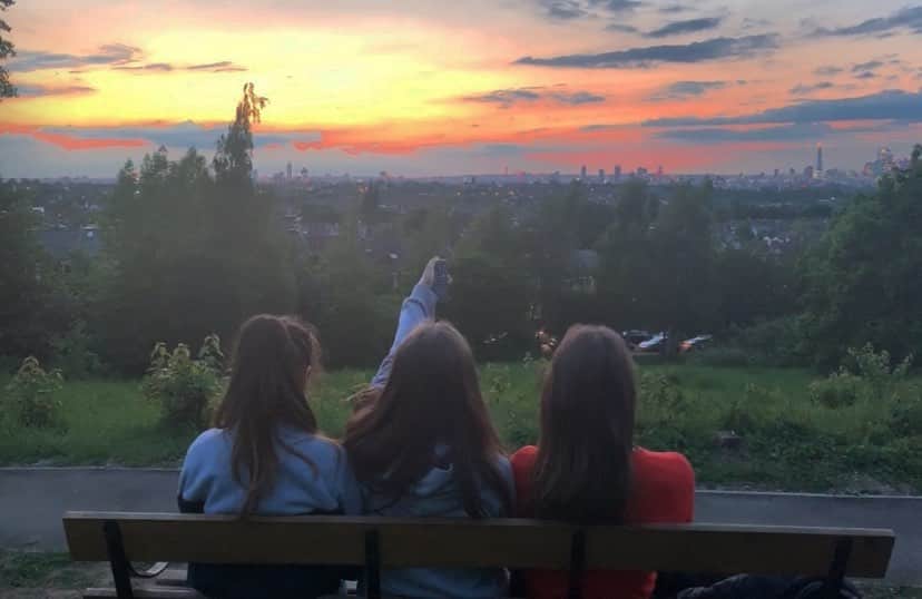 キャサリン・ライオンズのインスタグラム：「Turning on your average London skyline 🏙 #SouthEastLDN」