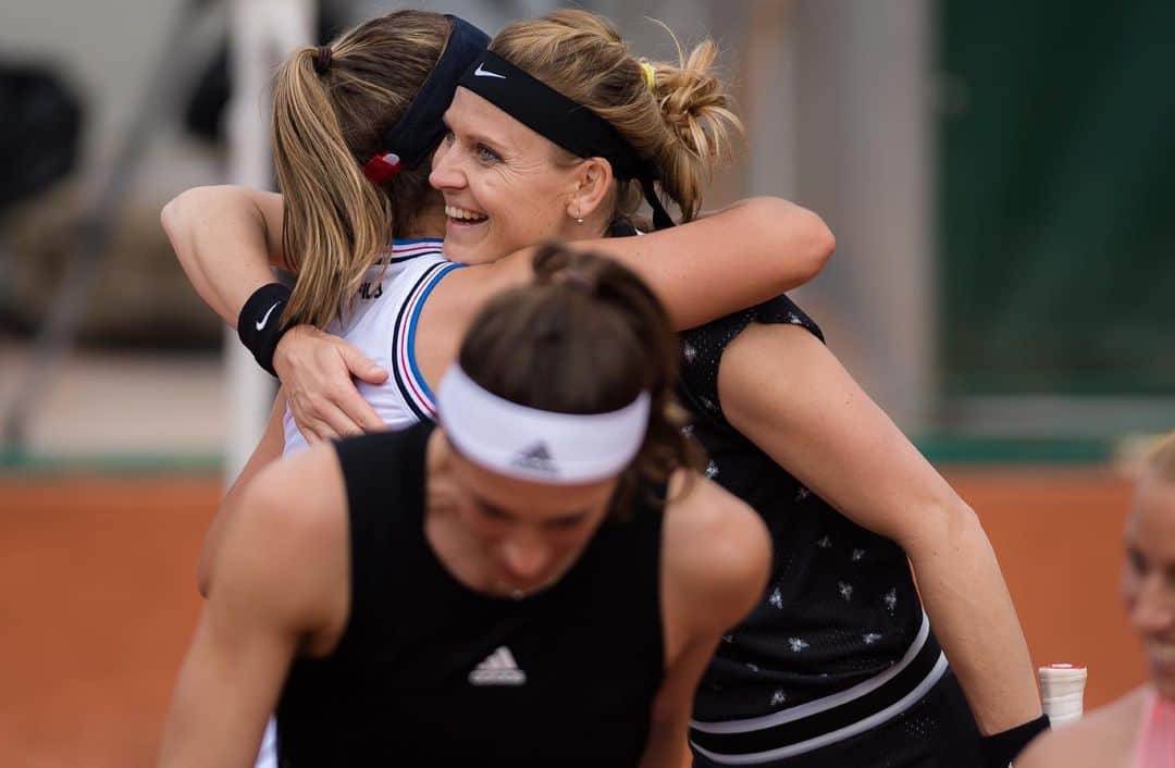 ソフィア・ケニンのインスタグラム：「Round 1 ✅ @andreapetkovici 💪🏼 We all will miss you @lucie.safarova」