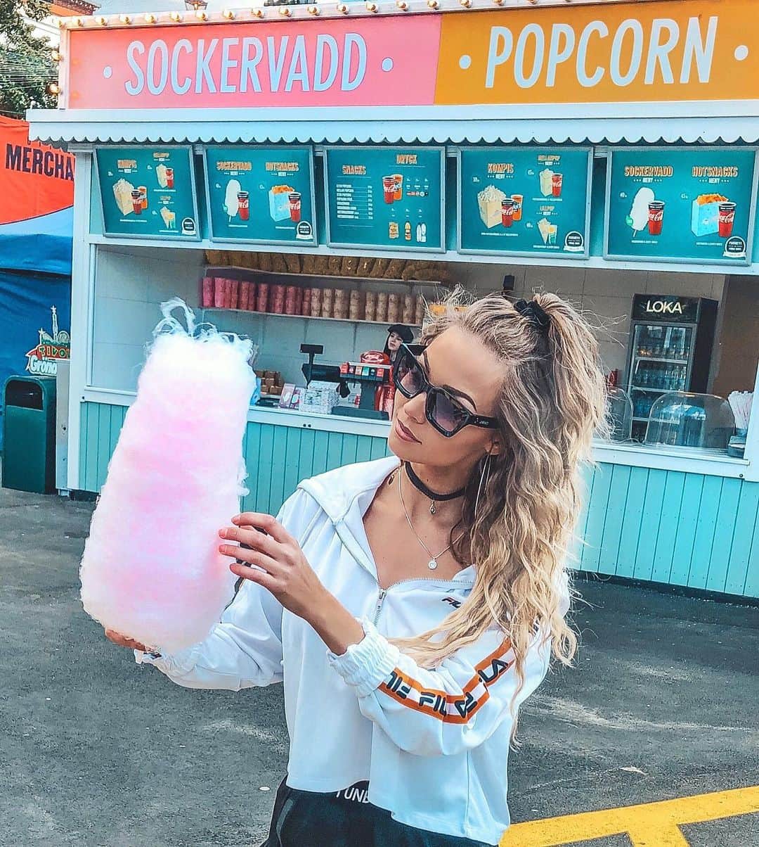 Keelaのインスタグラム：「Blir ni också helt lyckliga i kroppen av karuseller?🎢🎡🎠💛」