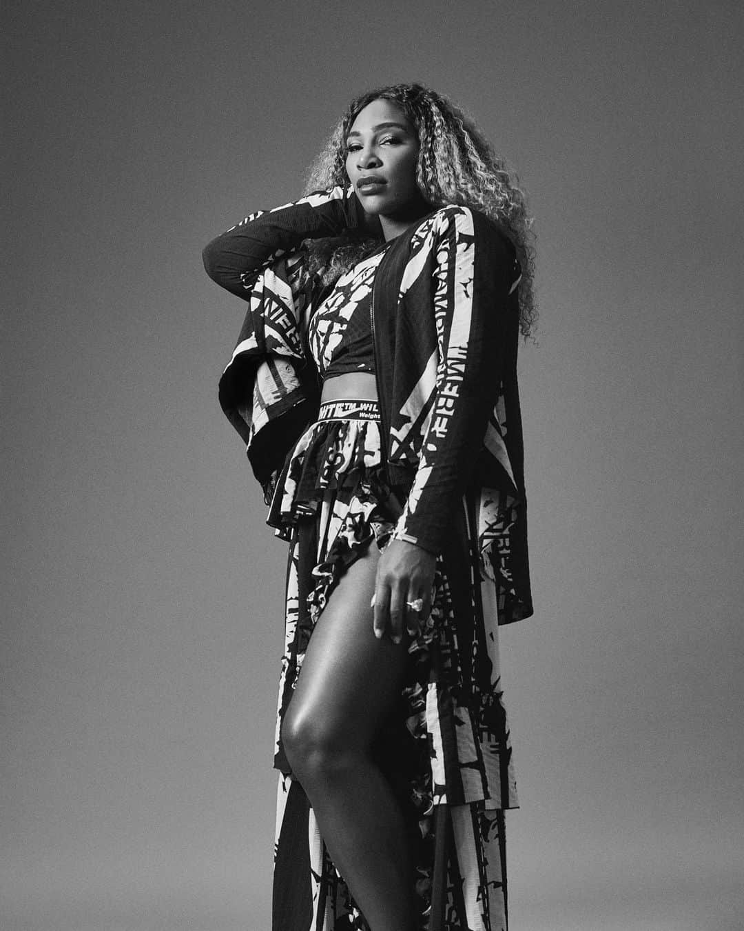 Nike Womenさんのインスタグラム写真 - (Nike WomenInstagram)「All hail 👑 ⠀ On Thursday, @serenawilliams will continue to chase down her 24th championship in an iconic ‘fit inspired by @virgilabloh. #justdoit」5月30日 1時58分 - nikewomen
