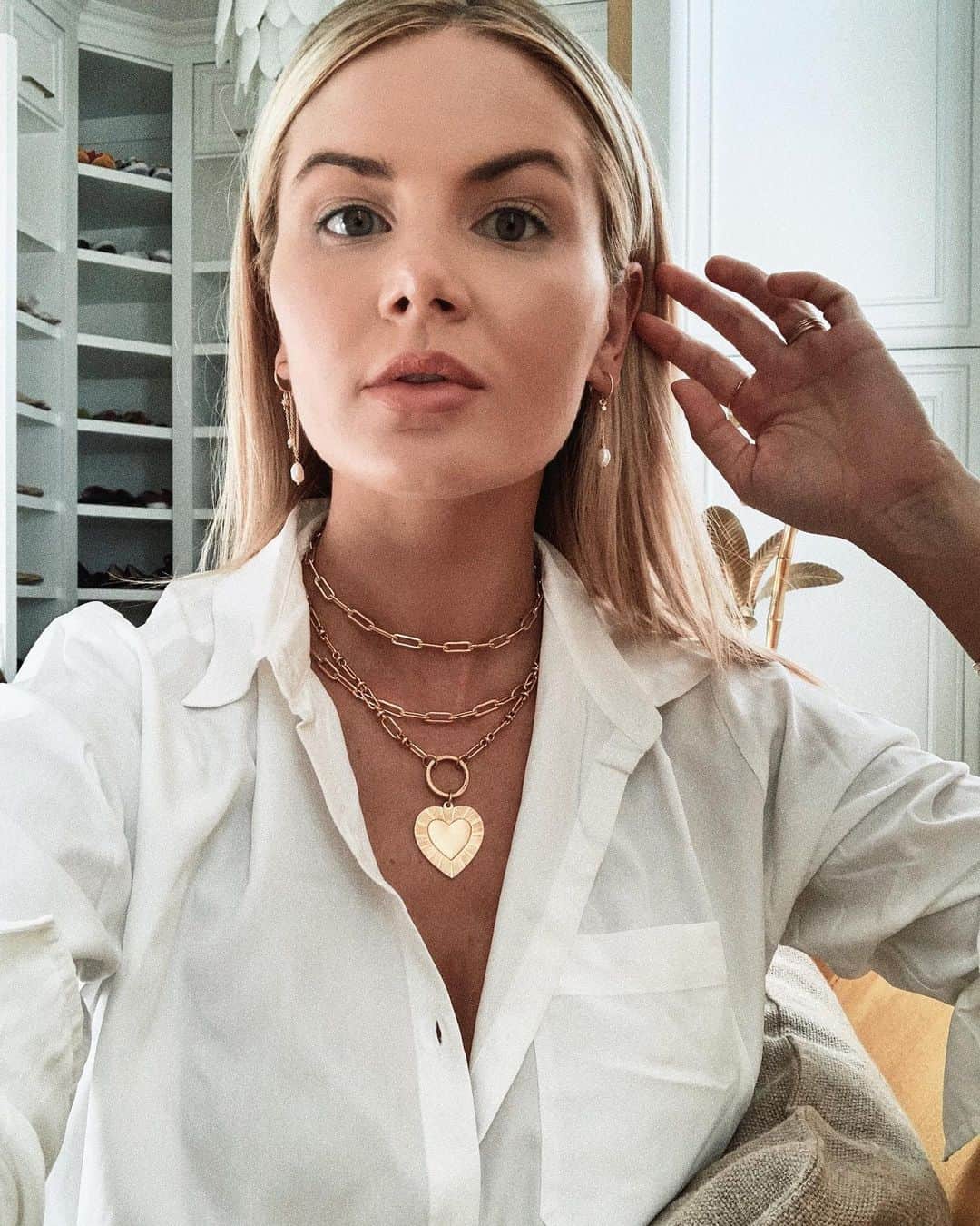 Amber Fillerup Clarkさんのインスタグラム写真 - (Amber Fillerup ClarkInstagram)「Took a selfie because I liked these necklaces 💛」5月30日 1時59分 - amberfillerup