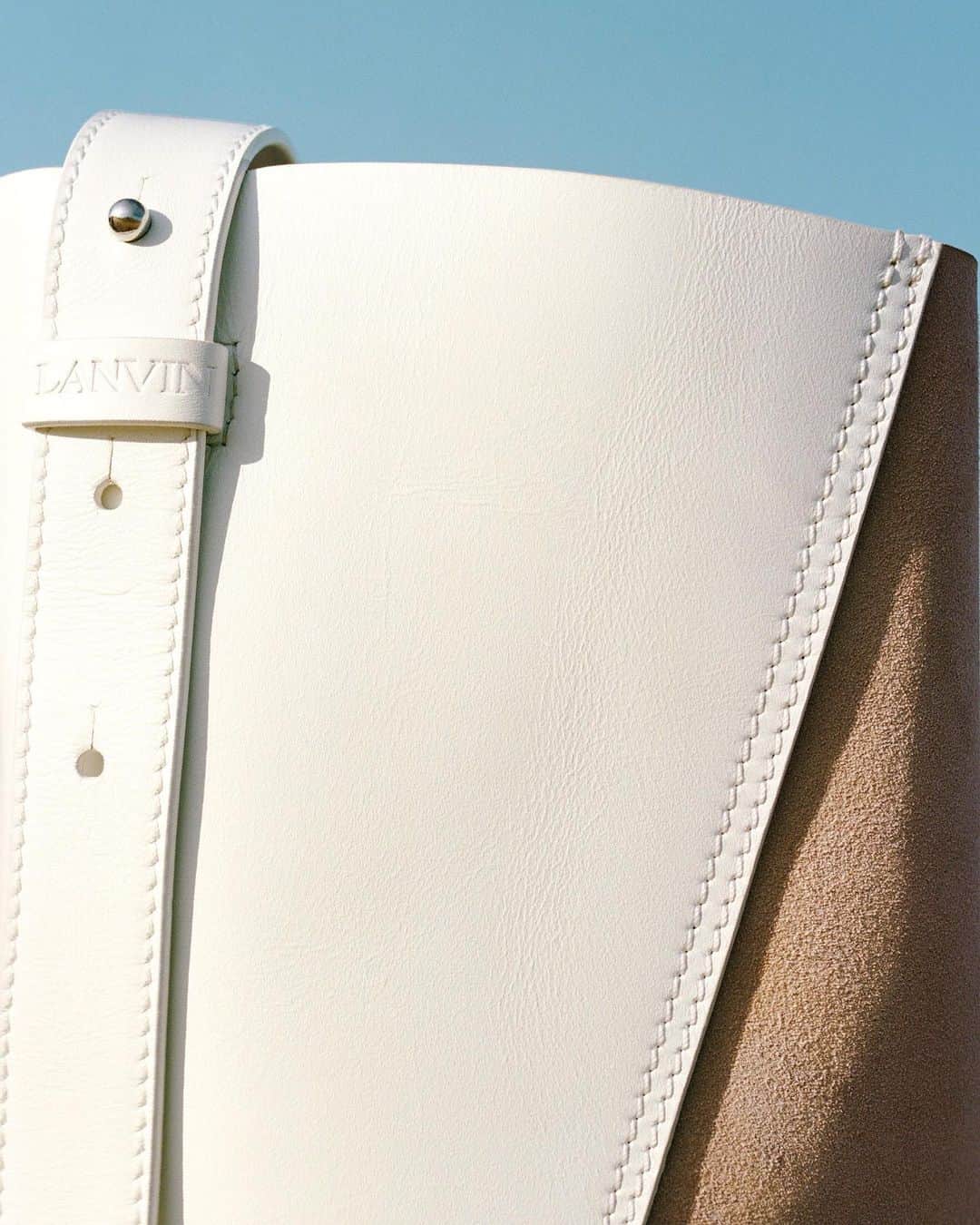 ランバンのインスタグラム：「THE HOOK — Contrasting textures on the #LanvinHook bag, designed by @brunosialelli. Photography by @quentinsaunier  #LanvinFW19」