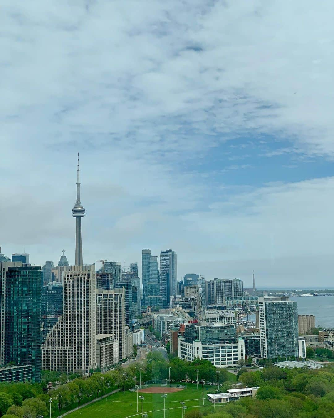 ニッキー・ベンツさんのインスタグラム写真 - (ニッキー・ベンツInstagram)「It’s a gloomy day today in Toronto, however, I’m home! 🇨🇦 #Toronto」5月30日 2時09分 - nikkibenz