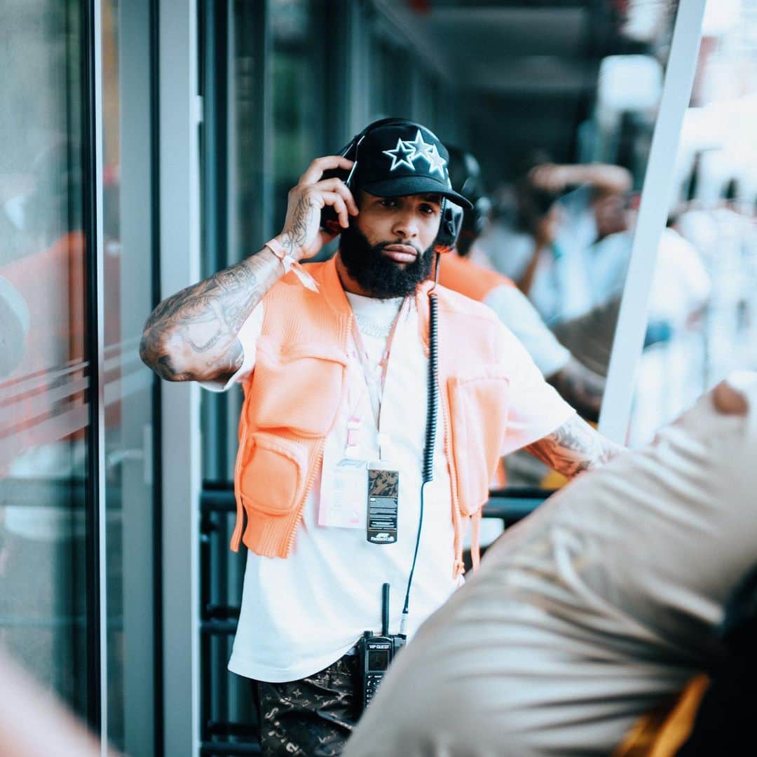 オデル・ベックハン・ジュニアのインスタグラム：「My face on lap 53 when @lewishamilton said “Guys we’re in trouble...” 🤨😂」