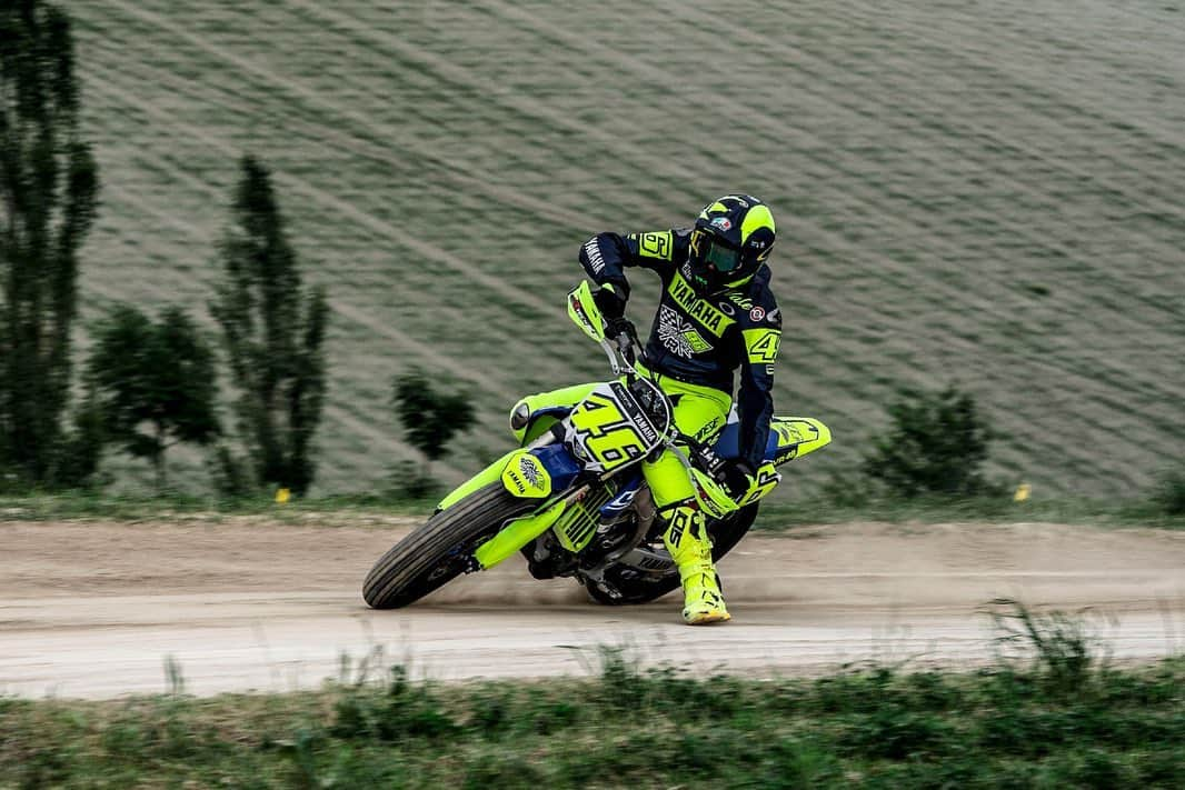 バレンティーノ・ロッシさんのインスタグラム写真 - (バレンティーノ・ロッシInstagram)「Training at the MotoRanch with @vr46ridersacademyofficial 📸 @camilss」5月30日 2時14分 - valeyellow46