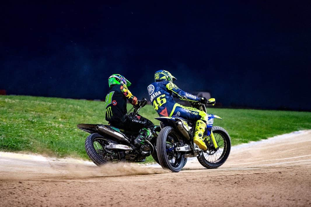 バレンティーノ・ロッシさんのインスタグラム写真 - (バレンティーノ・ロッシInstagram)「Training at the MotoRanch with @vr46ridersacademyofficial 📸 @camilss」5月30日 2時14分 - valeyellow46