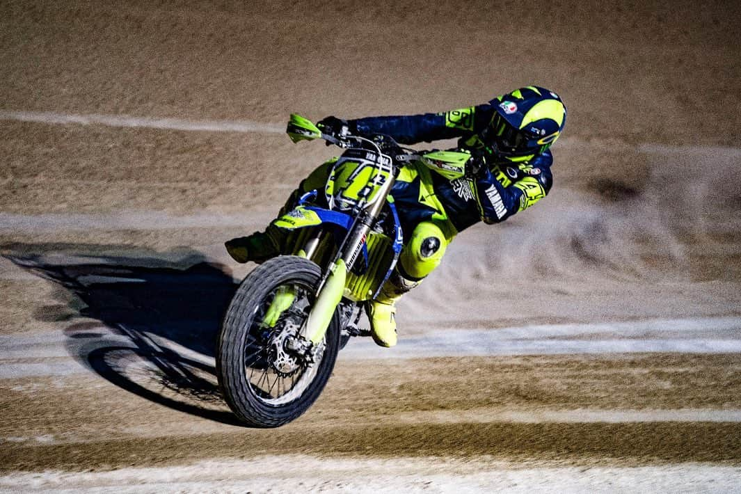 バレンティーノ・ロッシさんのインスタグラム写真 - (バレンティーノ・ロッシInstagram)「Training at the MotoRanch with @vr46ridersacademyofficial 📸 @camilss」5月30日 2時14分 - valeyellow46