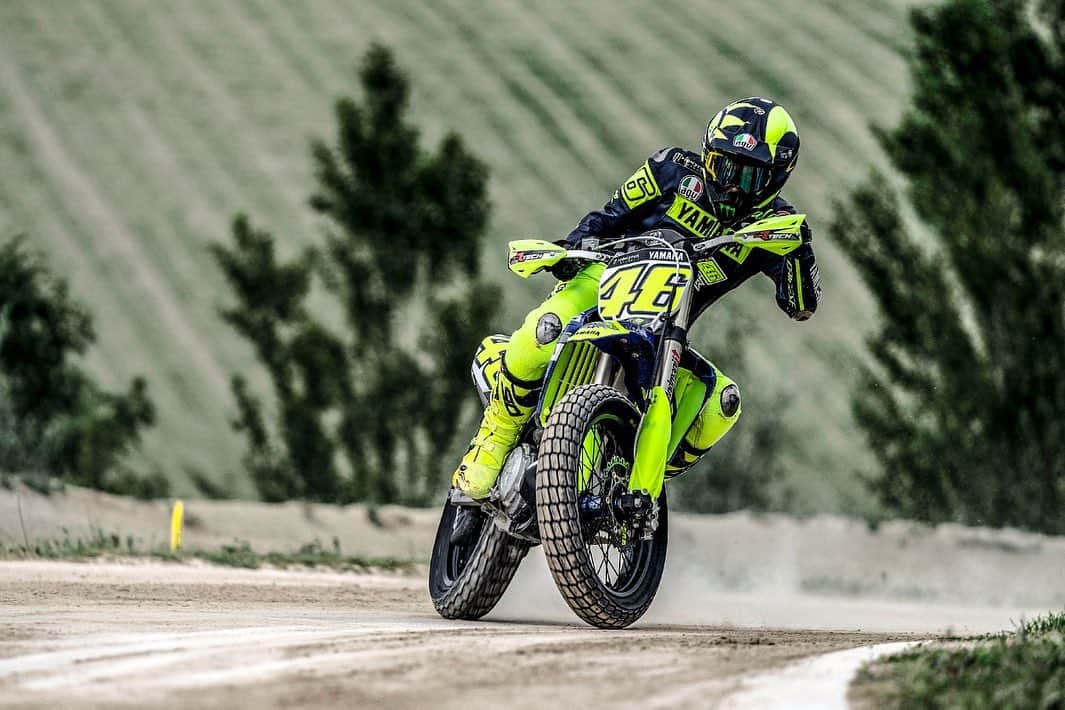 バレンティーノ・ロッシのインスタグラム：「Training at the MotoRanch with @vr46ridersacademyofficial 📸 @camilss」