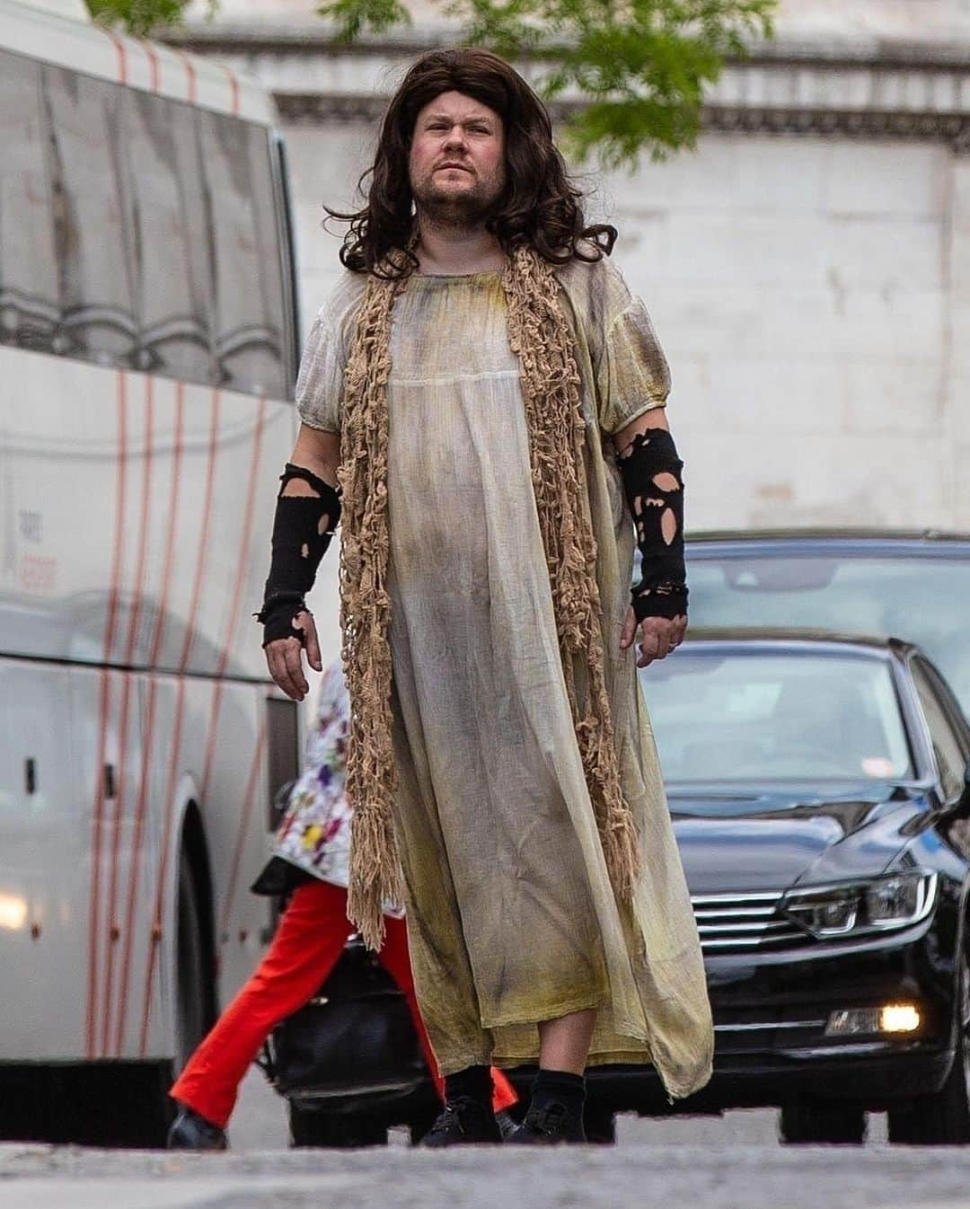 Just Jaredさんのインスタグラム写真 - (Just JaredInstagram)「@j_corden films his own version of Les Miserables for a new Crosswalk the Musical segment in Paris! #JamesCorden #LateLateShow Photos: Backgrid」5月30日 2時21分 - justjared