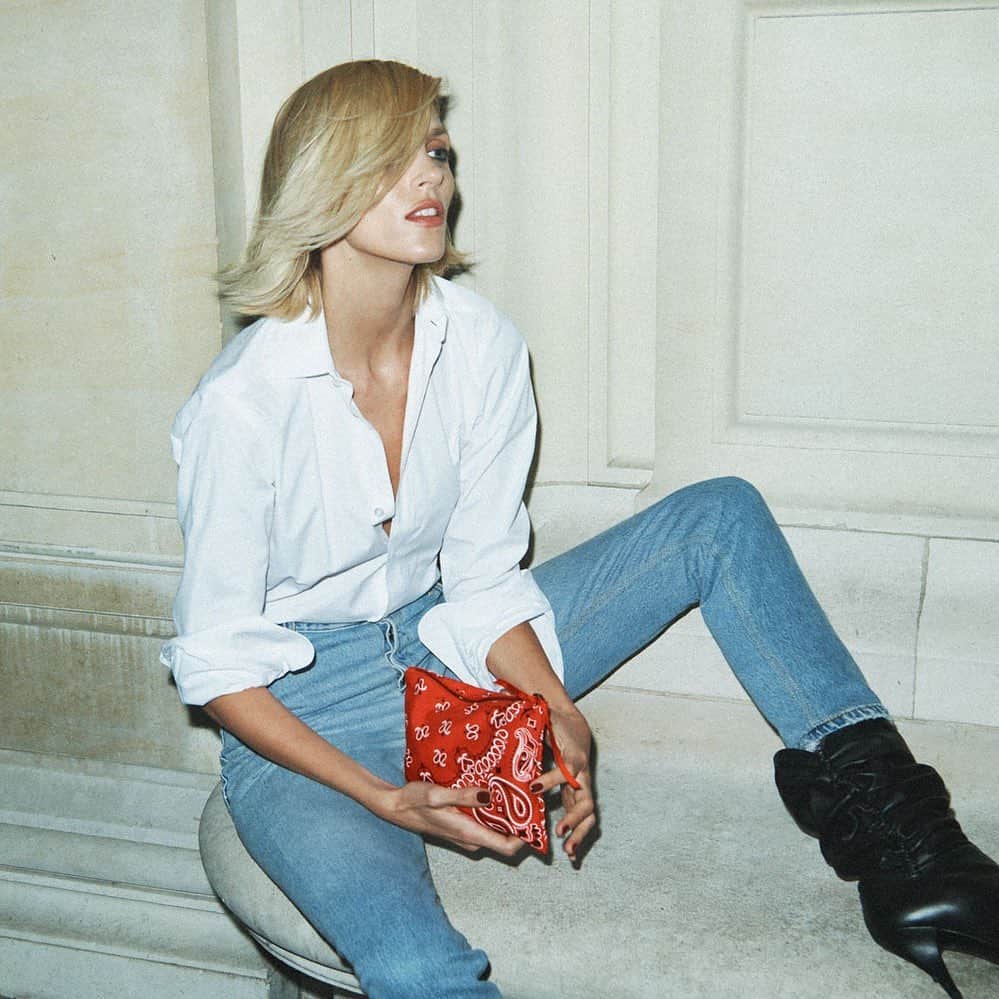 Vogue Parisさんのインスタグラム写真 - (Vogue ParisInstagram)「The summer issue is out now and inside find a bandana pochette, just in time for the beach season. The perfect accessory for the warmer days, get yours for 2.90€ more. @Anja_Rubik shot by @LachlanBailey styled by @SaglioGeraldine」5月30日 2時31分 - voguefrance