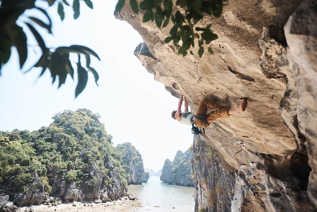 マウンテンハードウェアのインスタグラム：「Just off the shore of Moody Beach in Lan Ha Bay, Vietnam is “Barefoot Vietnamese” (5.10c). Look closely and you can catch @timemmett following in the first ascentionist’s footsteps. 📷: @francoislebeau.」