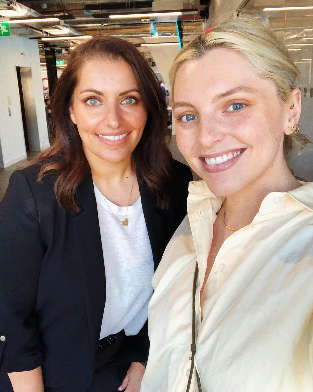 Estée Lalondeのインスタグラム：「Here I am with the podcasting godmother @emmaguns ✌️ How are we not related?! If you’ve ever requested an episode of @youreontheline #onthelinepodcast about anxiety you’ll love this 💋 link in the bio to listen and go follow Emma and listen to her show!」