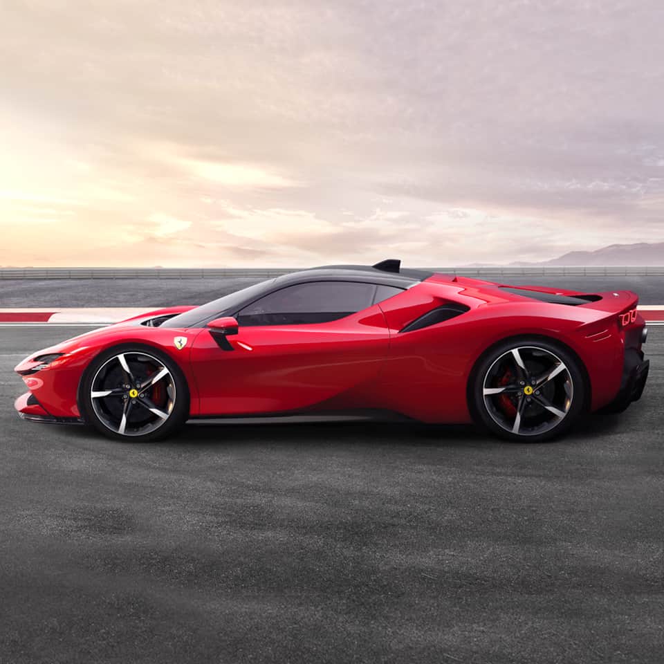 フェラーリさんのインスタグラム写真 - (フェラーリInstagram)「The #FerrariSF90Stradale marks a new chapter in #Ferrari history with the introduction of our first series production PHEV delivering 1,000 cv and a maximum speed of 340 km/h.」5月30日 2時29分 - ferrari
