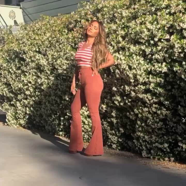ジェシカ・バーチアーガのインスタグラム：「70’s vibes in my @fashionnova (might need to rock this look for awhile ✌🏽」