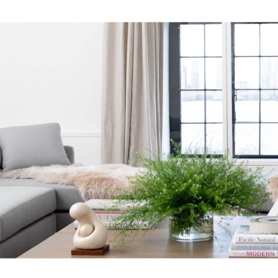 エリン フェザーストンのインスタグラム：「One of my favorite pieces in my NYC loft is this vintage white marble mother and child sculpture on the coffee table in my living room.  When I look at the photos of myself eight-and-a-half months pregnant next to this sculpture, I can’t help but feel an affinity of form.  It was a gift from one of my closest friends @erinhazelton whose instagram shop @theatomicbrunette sells incredible vintage pieces benefiting cancer research. Check her out! #thefetherednest」