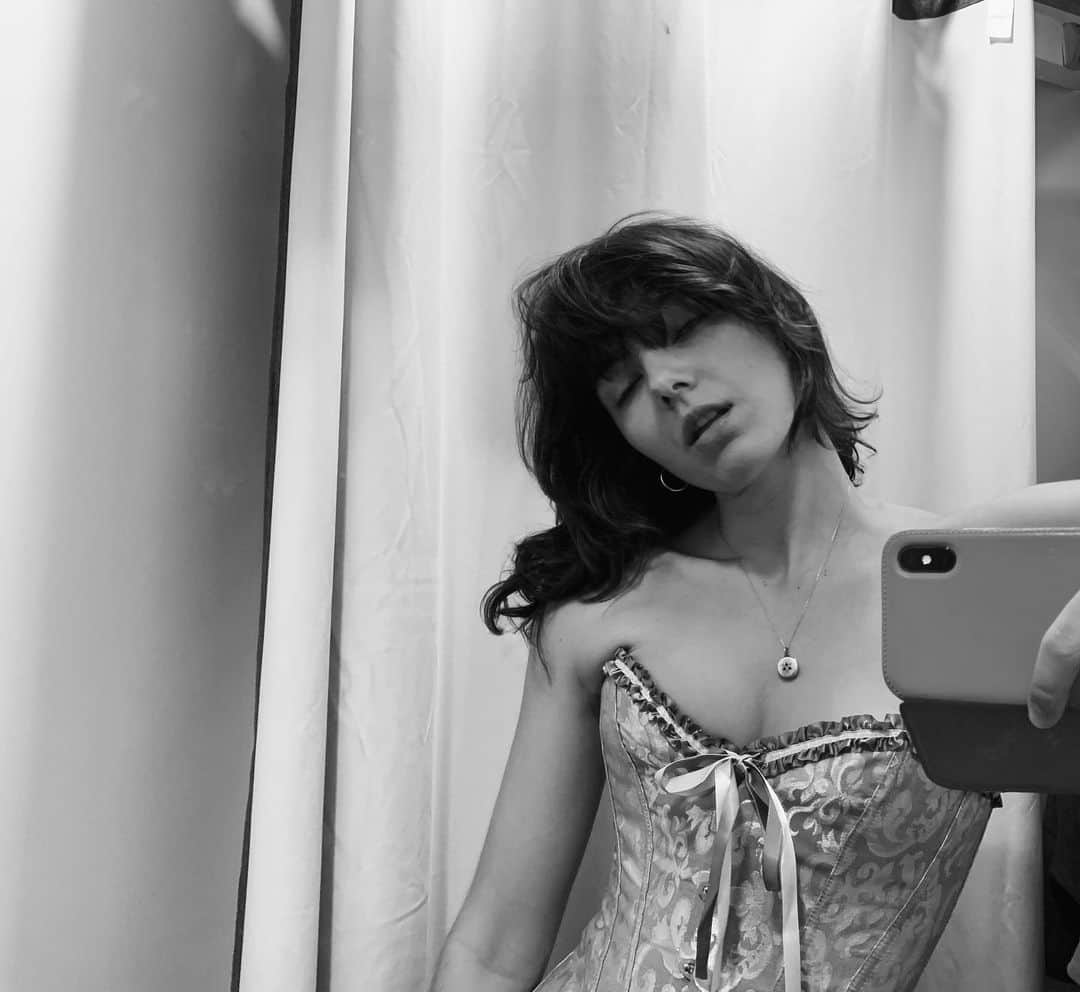 Amelia Zadroのインスタグラム：「That time of the month. Bleeding  Spring cleaning Hair cutting Energy low Sensitivity, intuition, creativity high Extra self care & cuddles Transformation flowing through my body Feeling a BIG new phase closely emerging  I LOVE it ❤️」