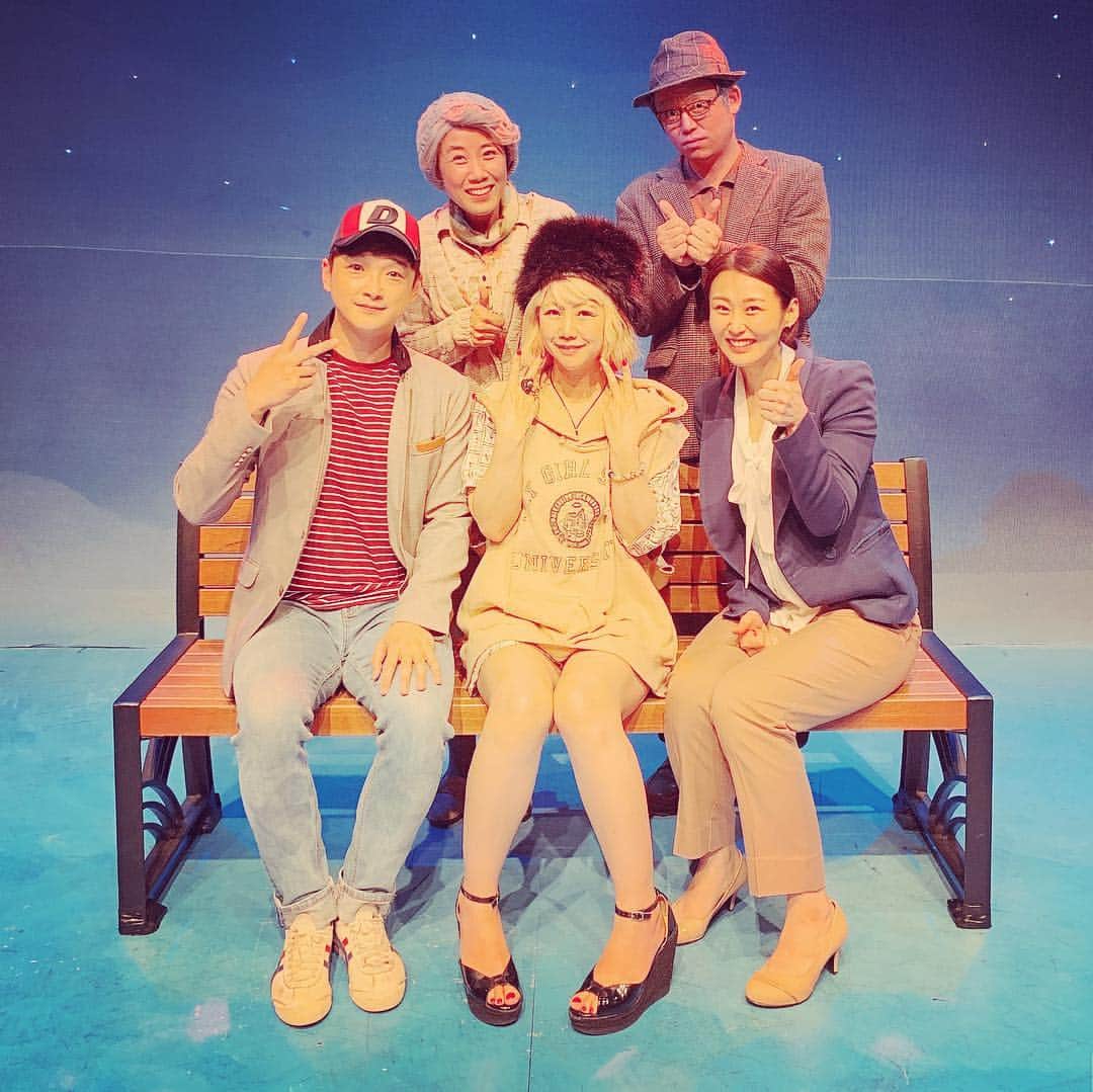 RYONRYON.さんのインスタグラム写真 - (RYONRYON.Instagram)「#韓国エンタメ🇰🇷 #ミュージカル観劇 #Onlyyou 終演後、特別にキャストの 皆様と写真を撮って 頂きました！  歌が上手いです！ 四人でストーリーを 演じる中に、笑いと涙が たくさんあって 最後はホッとする素敵な お話‼️ 海外の方も観に来てたし、 小劇場だったけど 楽しい空間でした！  演劇、またやりたい！ 歌もダンスも 魅せ方も実力ありきの 韓国エンタメ🇰🇷 最高でした！  やりたい、作りたい‼️」5月30日 2時49分 - ryon2r2