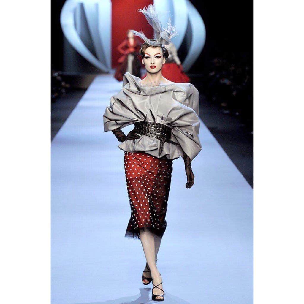 カルメン・べダルさんのインスタグラム写真 - (カルメン・べダルInstagram)「Dior by John Galliano ♥️ @dior @johngallianoofficial . . . #karmenpedaru  #catwalk  #dior #johngalliano  #hatecouture」5月30日 2時51分 - karmen_pedaru