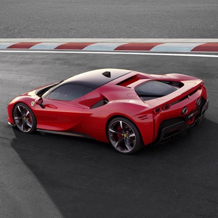 Ferrari USAさんのインスタグラム写真 - (Ferrari USAInstagram)「Introducing the #FerrariSF90Stradale, the first series production PHEV delivering 986 hp and a max speed of 211 mph.⁣ ⁣ #Ferrari #V8 #CarsWithoutLimits #Supercar」5月30日 2時59分 - ferrariusa