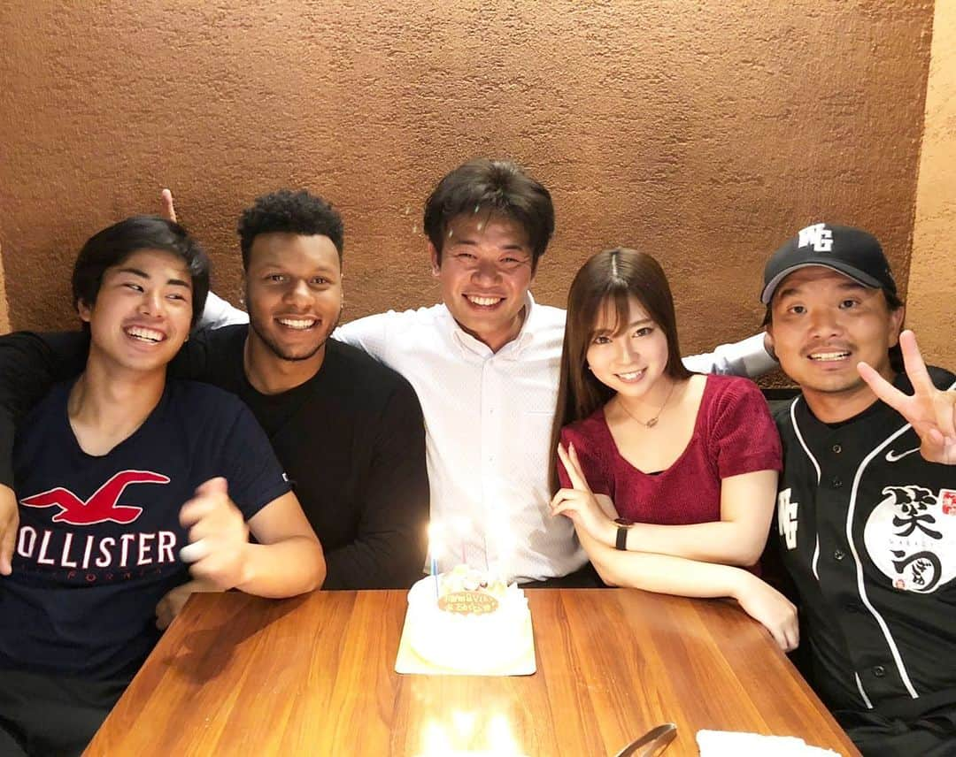 大西宏明さんのインスタグラム写真 - (大西宏明Instagram)「5/29日！！！ 堺シュライクス&笑ぎゅう🍖お世話になっております。ASMO 代表取締役 上田社長 お誕生日🎂🎉 ささやかながら 笑ぎゅうで お誕生日！そして v12のお祝いをさせて頂きました✋ V12＝ 12ラウンド連続アンダーパー⛳️ えげつない(^^) #株式会社 #asmo  #代表取締役社長  #上田和弘 様 #お誕生日おめでとうございます #堺シュライクス #トップスポンサー 様 #笑ぎゅう  #いつもお世話になっております  #今後ともよろしくお願い致します #とてつもなく甘えます #末永く宜しくお願い致します #感謝  #おめでとう御座います ✨✨ 柑那ちゃんいつも有難う ♡ #福井柑奈 ちゃん #内モモ 笑 #smile #ほなっ！！」5月30日 3時00分 - ohnishi_hiroaki_0428