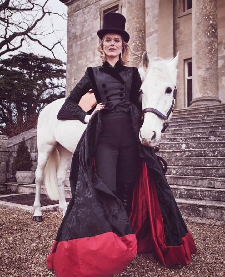 ジャンポール・ゴルチエさんのインスタグラム写真 - (ジャンポール・ゴルチエInstagram)「Top model @evaherzigova is 'The Duchess' for @tatlermagazine in #GaultierParis #AW18. ⠀ Photographed by @simonemmettstudio⠀ Styled by @sophiepera.」5月30日 3時01分 - jeanpaulgaultier