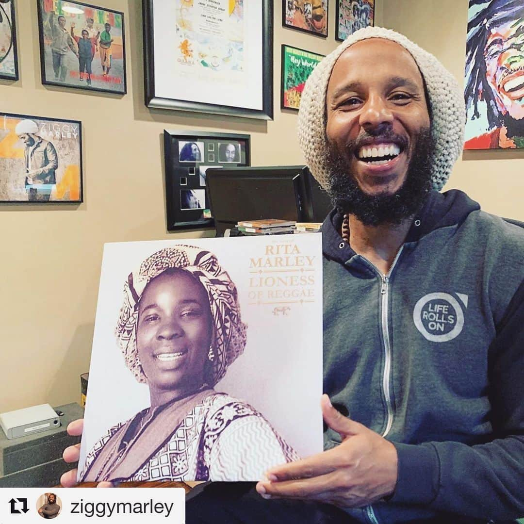 ボブ・マーリーさんのインスタグラム写真 - (ボブ・マーリーInstagram)「NEW CONTEST to win a @houseofmarley turntable! Check it 👇 #Repost @ziggymarley ・・・ from the @tuffgongworldwide office this morning. I will send a brand new #turntable for your vinyl pleasure courtesy of @houseofmarley if you post a photo holding mommy’s @officialritamarley new album (link in bio). Make it interesting. Tag it #lionessofreggae and I will look through and pick ONE lucky winner. You can write a few words too who knows what may sway my choice😃 details👇 🙏🏾JAH bless . . . . Available only to participants in the contiguous 48 U.S. states. Contest starts Wed, May 29 at time of posting and ends Wed, Jun 26 at 11:59p PT. Winner will be chosen by preference – from posts matching the above criteria and tagged #LionessOfReggae – and announced on Fri, Jun 28. By posting to this hashtag you agree to let us repost your media without restriction across all Marley-owned social accounts and all other online assets. This contest is in no way sponsored by, endorsed by, or associated with Instagram. Good luck!」5月30日 3時05分 - bobmarley