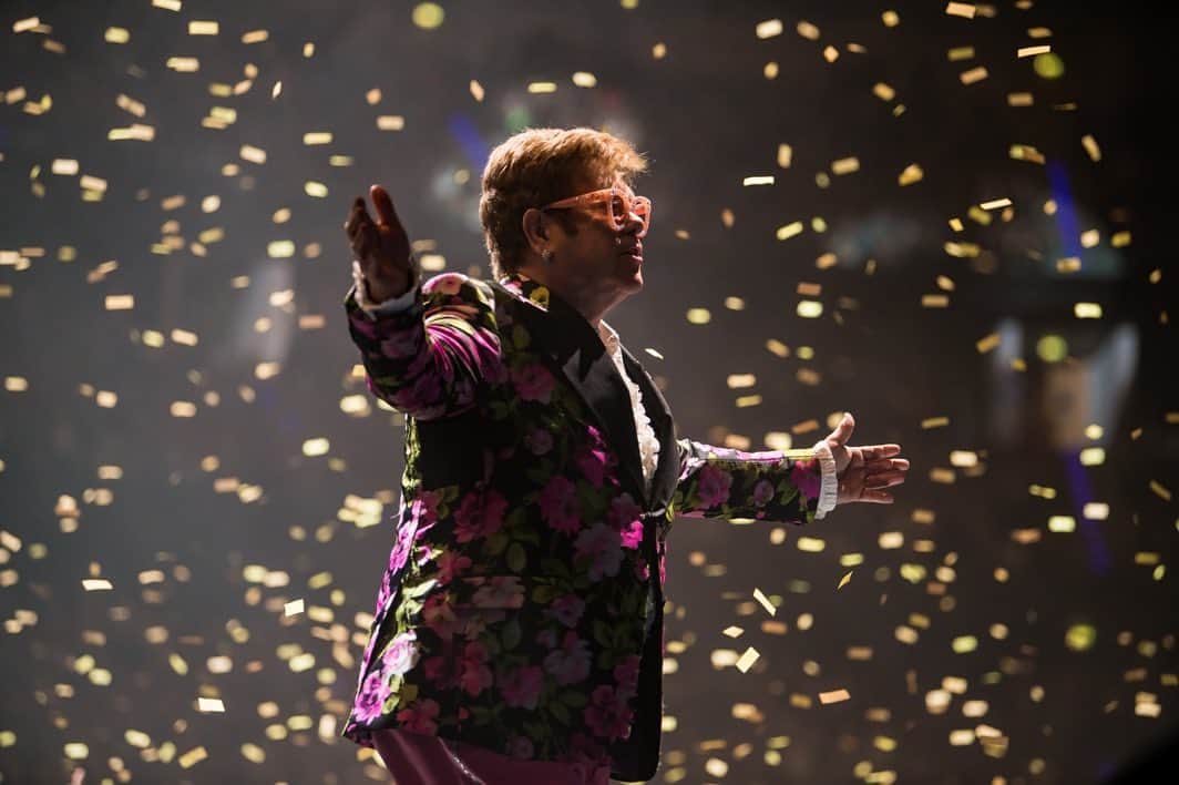 エルトン・ジョンさんのインスタグラム写真 - (エルトン・ジョンInstagram)「Loving my shows across Europe ❤️ Each country has been a blast and I can’t wait for more in Italy tonight! #tourdiary #EltonFarewellTour 📷: @bengibsonphoto」5月30日 3時14分 - eltonjohn