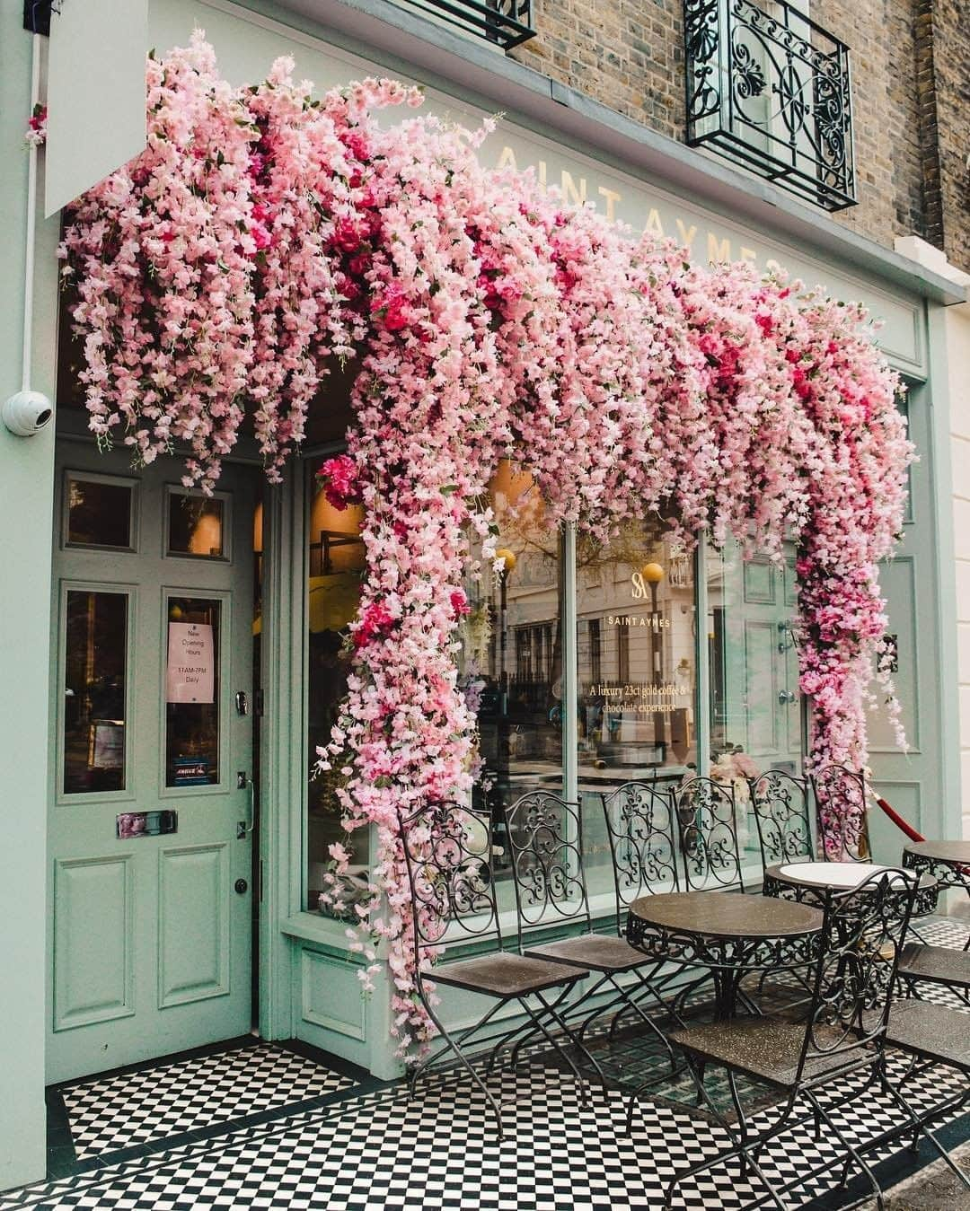 Travel + Leisureさんのインスタグラム写真 - (Travel + LeisureInstagram)「The prettiest coffee shop we ever did see 😍🌸 #tlpicks courtesy of @lostwithanna」5月30日 3時07分 - travelandleisure