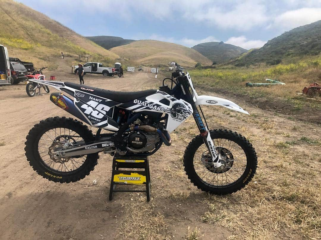 ケアリー・ハートさんのインスタグラム写真 - (ケアリー・ハートInstagram)「Time to get my moto on @castillo_ranch 🤘🏼🤘🏼🤘🏼. @FoxMoto  @Dualigans @giantbicyclesusa @RideDunlop @Guts_Racing_Inc @WorksConnection @Fmf73 @motionpro @Twin_air @GalferUsa @ODIgrips @mactools38 @Motoxtremes  @acerbisusa @GoodRide  @HinsonRacing @KreftMoto」5月30日 3時12分 - hartluck