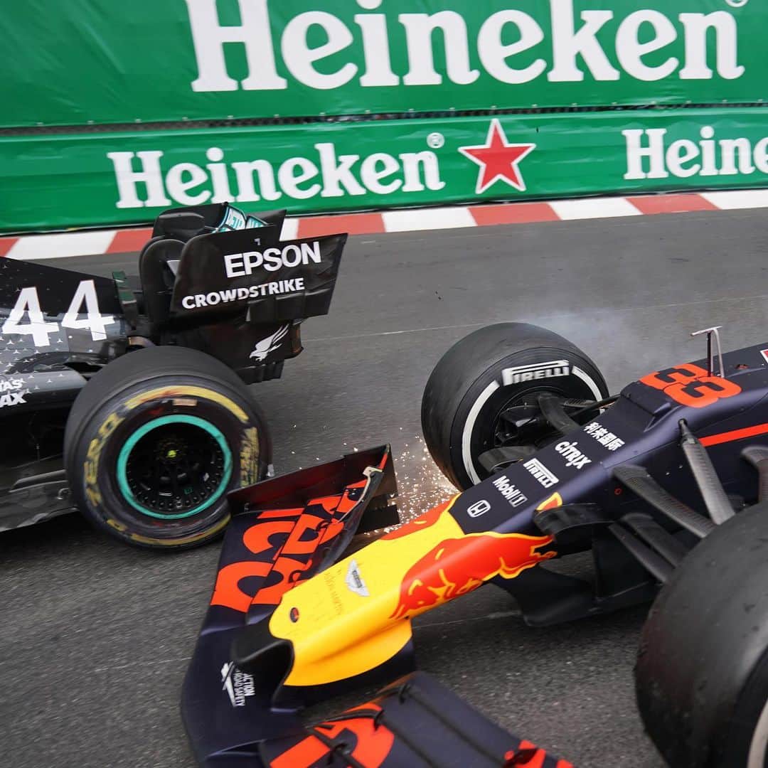F1さんのインスタグラム写真 - (F1Instagram)「The heat of *that* moment, frozen in time 👀😲💥📸 .  #F1 #Formula1 #MonacoGP #LewisHamilton #MaxVerstappen @lewishamilton @maxverstappen1 @mercedesamgf1 @redbullracing #InstaSport」5月30日 3時23分 - f1