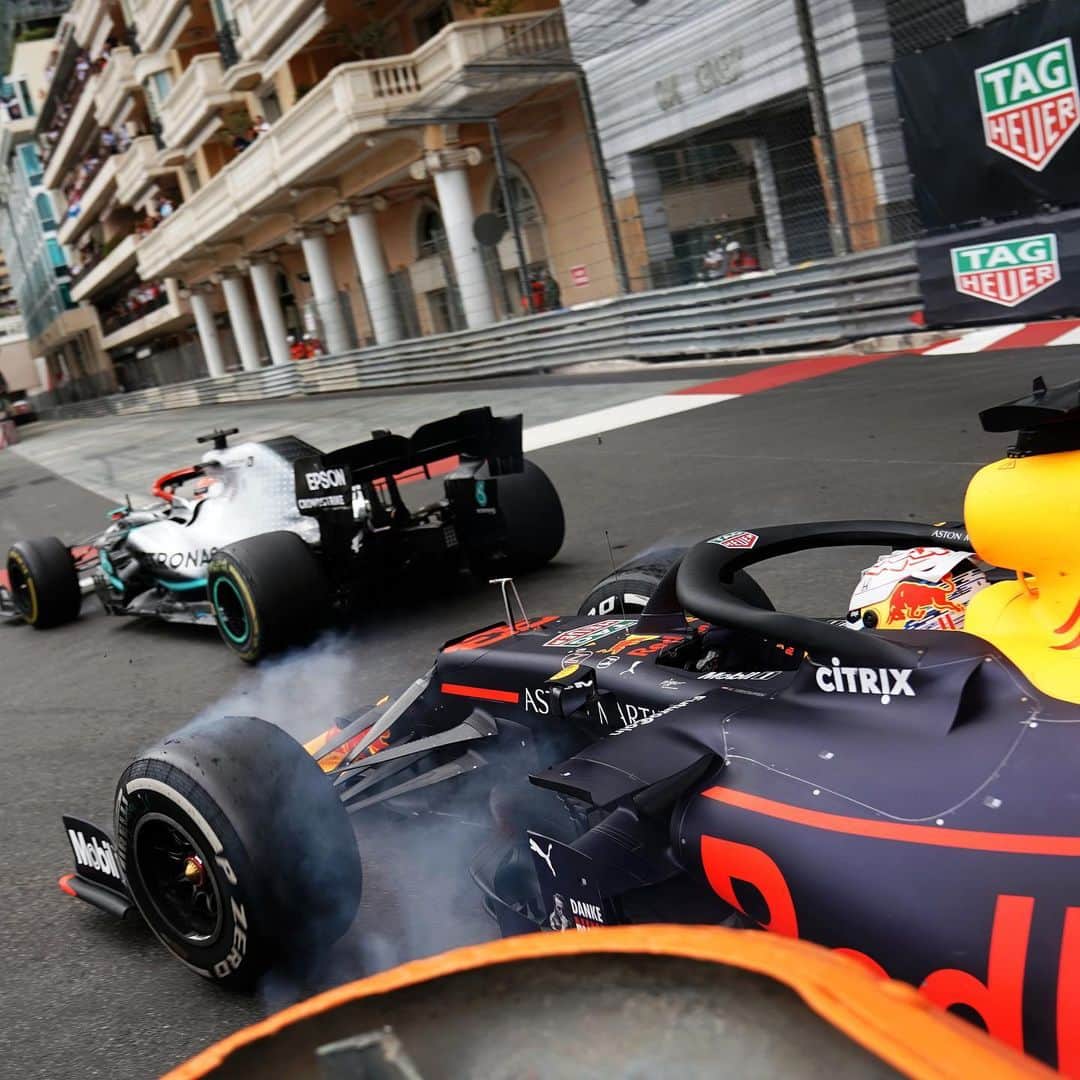 F1さんのインスタグラム写真 - (F1Instagram)「The heat of *that* moment, frozen in time 👀😲💥📸 .  #F1 #Formula1 #MonacoGP #LewisHamilton #MaxVerstappen @lewishamilton @maxverstappen1 @mercedesamgf1 @redbullracing #InstaSport」5月30日 3時23分 - f1