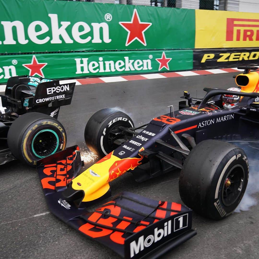 F1さんのインスタグラム写真 - (F1Instagram)「The heat of *that* moment, frozen in time 👀😲💥📸 .  #F1 #Formula1 #MonacoGP #LewisHamilton #MaxVerstappen @lewishamilton @maxverstappen1 @mercedesamgf1 @redbullracing #InstaSport」5月30日 3時23分 - f1