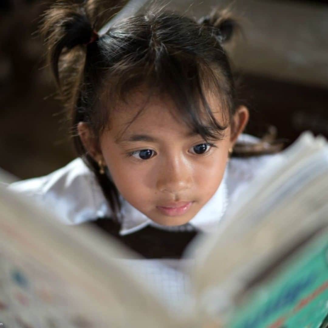 unicefさんのインスタグラム写真 - (unicefInstagram)「Today a reader.  Tomorrow a leader.  Every child has a right to education. There is no exception. Wherever they are, children should feel #SafeToLearn. #ENDviolence © UNICEF / Todd」5月30日 3時20分 - unicef