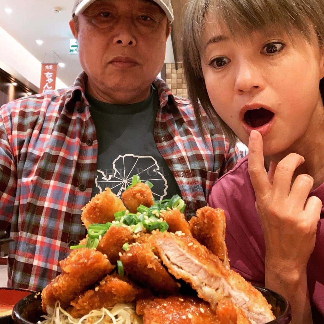 橋本志穂さんのインスタグラム写真 - (橋本志穂Instagram)「デカ盛りのソースカツ丼。 間違ってWを頼んだらしい。 ペロリと食べてたけど。  私は安定のちゃんぽん  旨しっ #上里サービスエリア #潮菜ちゃんぽん」5月30日 3時20分 - shihohashimoto3