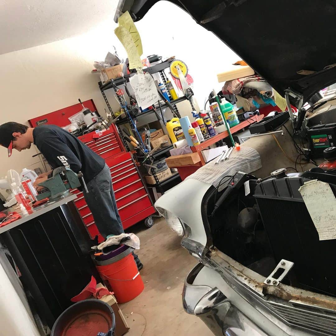 クリス・クニエリムさんのインスタグラム写真 - (クリス・クニエリムInstagram)「My grandpa teaching me a thing or two about carburetors. #56chevy #snapon #classic」5月30日 3時25分 - chris_knierim