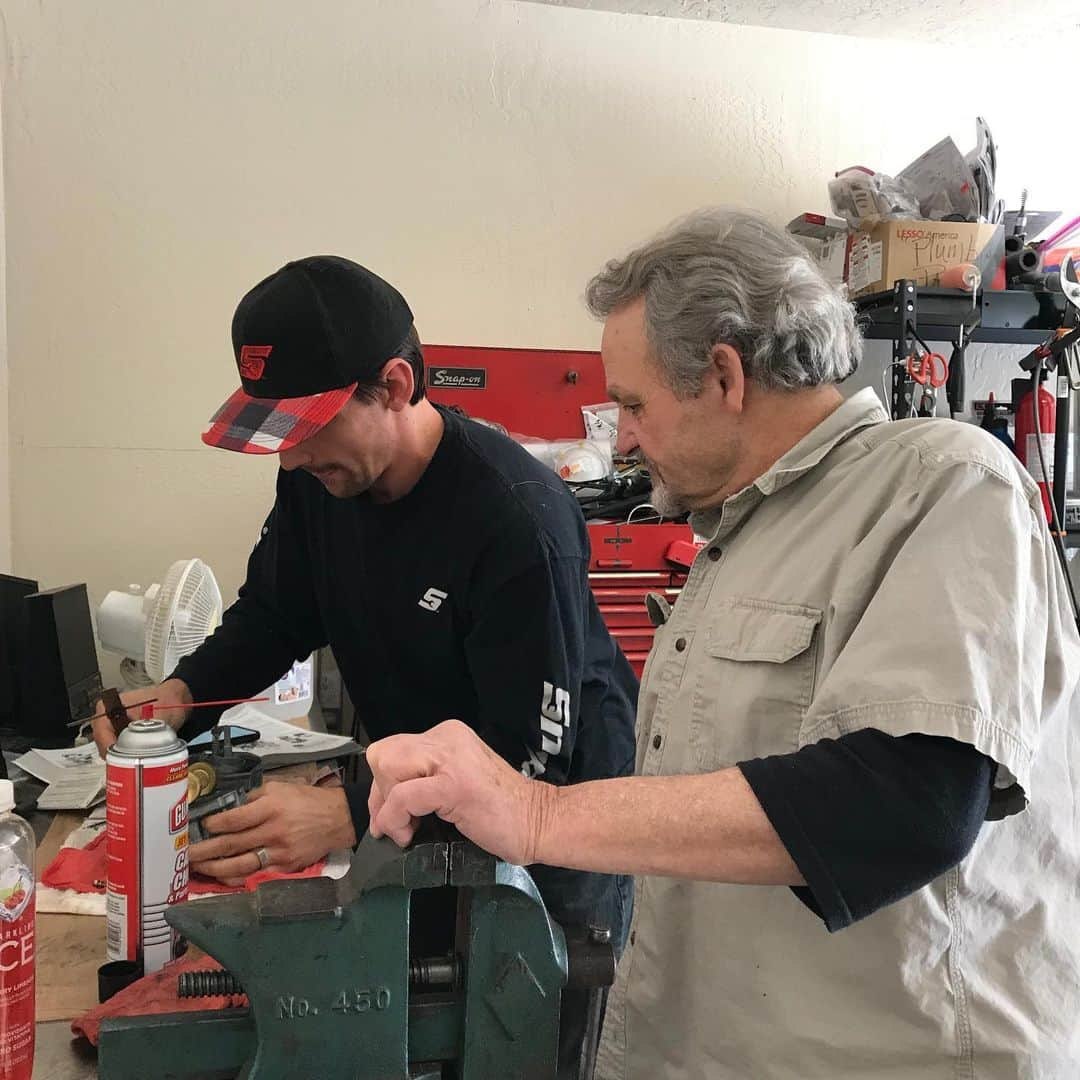 クリス・クニエリムさんのインスタグラム写真 - (クリス・クニエリムInstagram)「My grandpa teaching me a thing or two about carburetors. #56chevy #snapon #classic」5月30日 3時25分 - chris_knierim