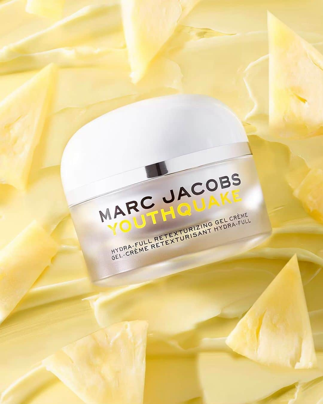 セフォラさんのインスタグラム写真 - (セフォラInstagram)「Like piña coladas? Love hydration? The latest from @MarcJacobsBeauty is for you 🍹🍍Youthquake Moisturizer nurtures with pineapple water and smooths with fruit enzymes for dewy, youthful-looking skin.」5月30日 3時42分 - sephora