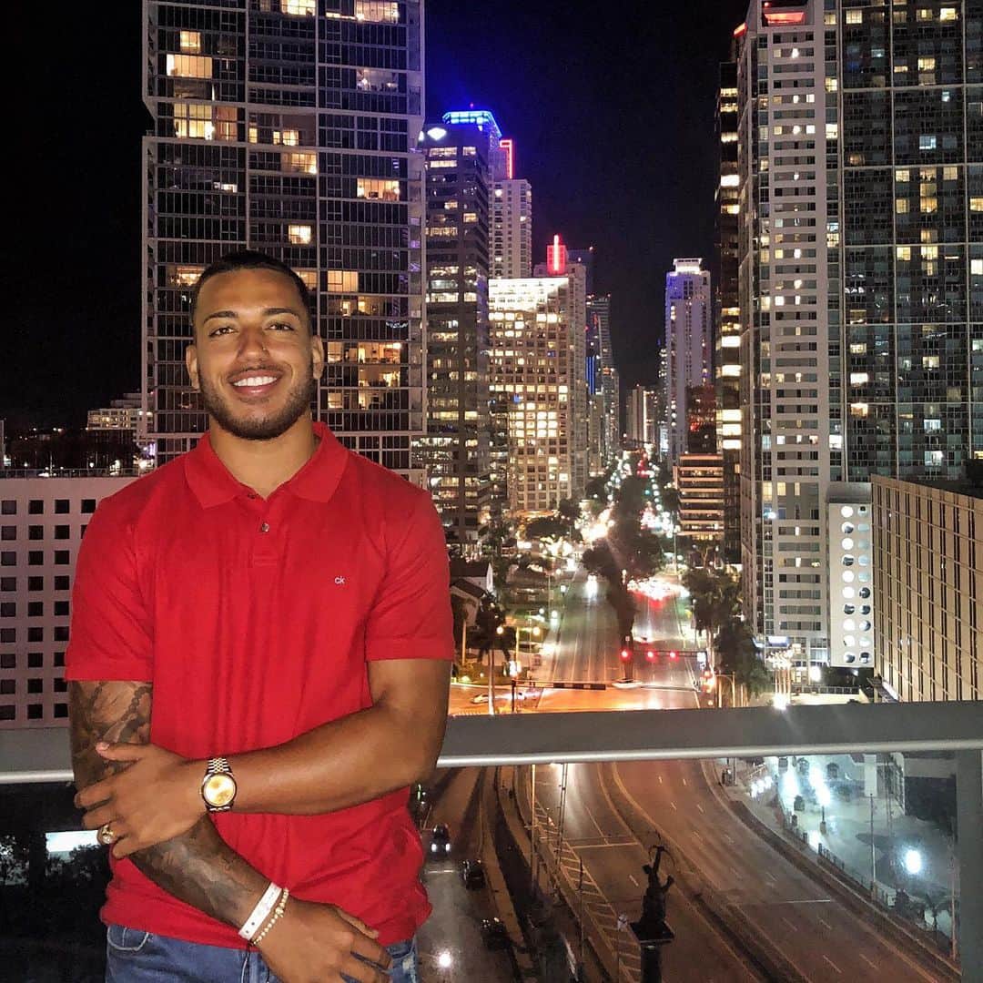ルベン・ヴェソのインスタグラム：「🌃🇺🇸」