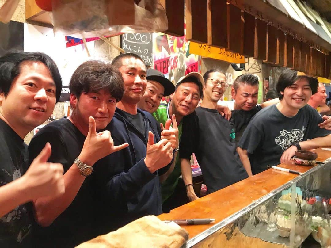 ハロー植田さんのインスタグラム写真 - (ハロー植田Instagram)「昨日は新橋の立ち飲み屋さんで、野球好きB’zスタッフの皆さんと池山ナイトでした☆僕らの年代は、ヤクルトのショートといえば池山さん☆ヤクルト13連敗中ですが、明日は勝ちますように☆ ♪ゴールはここじゃない〜まだ終わりじゃない〜止む事のない歓声〜（B’z『兵、走る』より） #ヤクルト #池山隆寛 #ブンブン丸 #去年まで楽天コーチ #新橋 #タッチノーミー #ヤクルトファンでごった返して道にはみ出てた #月一イベント #ギャオス内藤さんのギャオスナイトも月一で開催中 #写真に写ってるB’zスタッフさんの中のお1人が #bzダイナソーツアー京セラドームの時の関西弁の恐竜の声やってたよ #ハロー植田 #bz」5月30日 3時46分 - inababa178