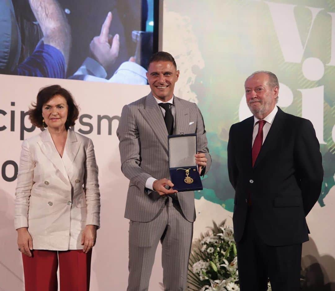 レアル・ベティスさんのインスタグラム写真 - (レアル・ベティスInstagram)「Nuestra leyenda @joaquinarte ha recibido hoy la Medalla de Oro de la provincia de Sevilla 🏅🙌 Por tu compromiso con el deporte y tus valores dentro y fuera del campo... ¡te lo mereces, capitán! 😃💚」5月30日 3時47分 - realbetisbalompie