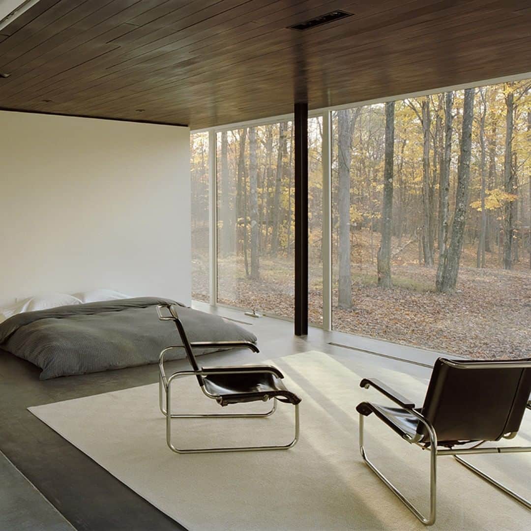 ウォントのインスタグラム：「The Binocular House in Ghent, NY is an architectural study in light and transparency. The glass frame  provides an indoor-outdoor experience allowing for a captivating view of the surrounding woodlands. (Photo by Bilyana Dimitrova) — #wantinspired #architecture #design #inspiration #photography」