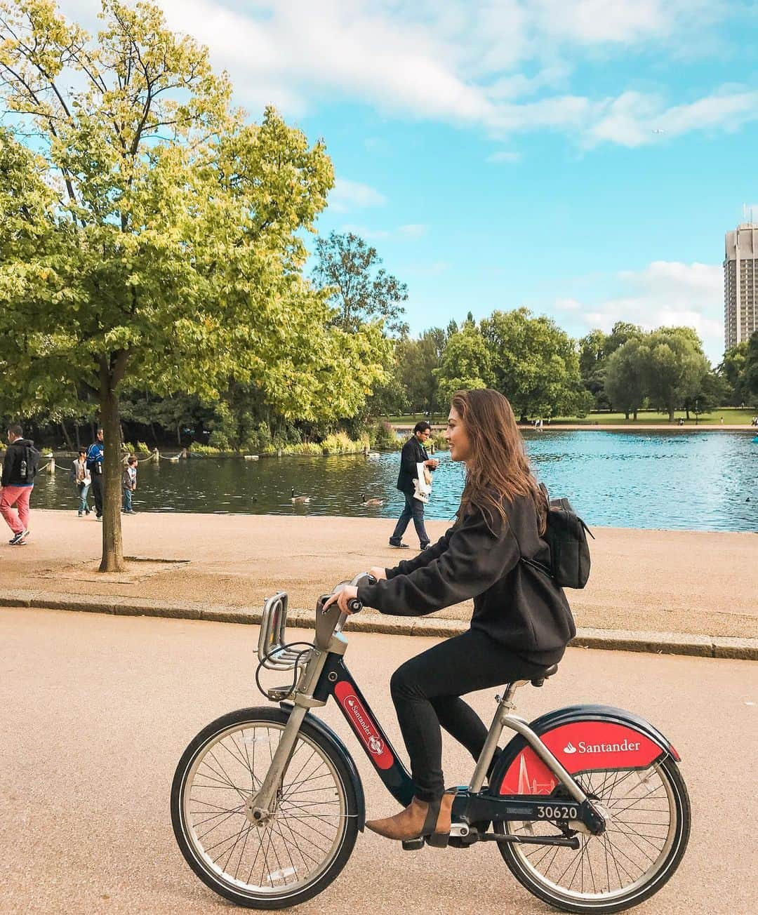 リン・ハッチソンさんのインスタグラム写真 - (リン・ハッチソンInstagram)「🚲 Well the weather’s not like this today 🌧」5月30日 3時48分 - lynnekarinahutch