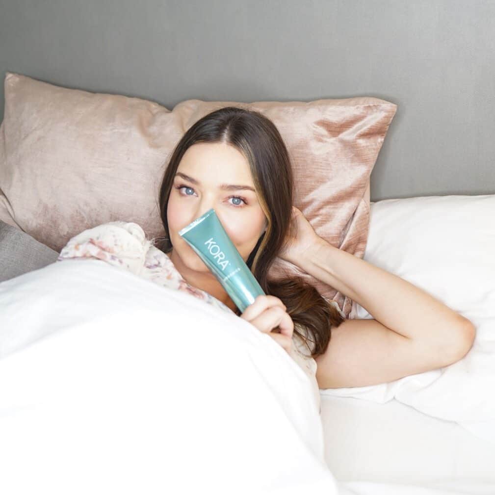 KORA Organicsさんのインスタグラム写真 - (KORA OrganicsInstagram)「Noni Glow Sleeping Mask Tip 2: “I apply a more generous layer ✨ as a 10 - 15 minute express hydrating treatment before a big event or if I have a photoshoot.💧It gives an instant boost to the texture of my skin and provides a smooth, glowing base for flawless makeup.” 💖 @mirandakerr #NoniGlow #MindBodySkin #KORAOrganics」5月30日 3時57分 - koraorganics