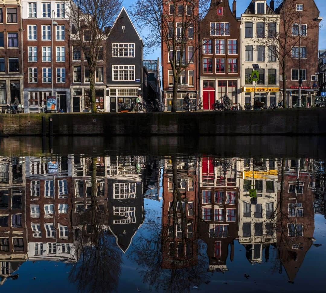 National Geographic Travelさんのインスタグラム写真 - (National Geographic TravelInstagram)「Photo by Muhammed Muheisen @mmuheisen | Houses are reflected on one of Amsterdam’s canals in the Netherlands. Many of Amsterdam’s canal houses were built during the height of the Dutch Golden Age, serving as homes and work places, and were distinguished by gables and dual entrances. For more photos and videos from different parts of the world, follow me @mmuheisen and @mmuheisenpublic #muhammedmuheisen #Amsterdam #netherlands」5月30日 4時07分 - natgeotravel