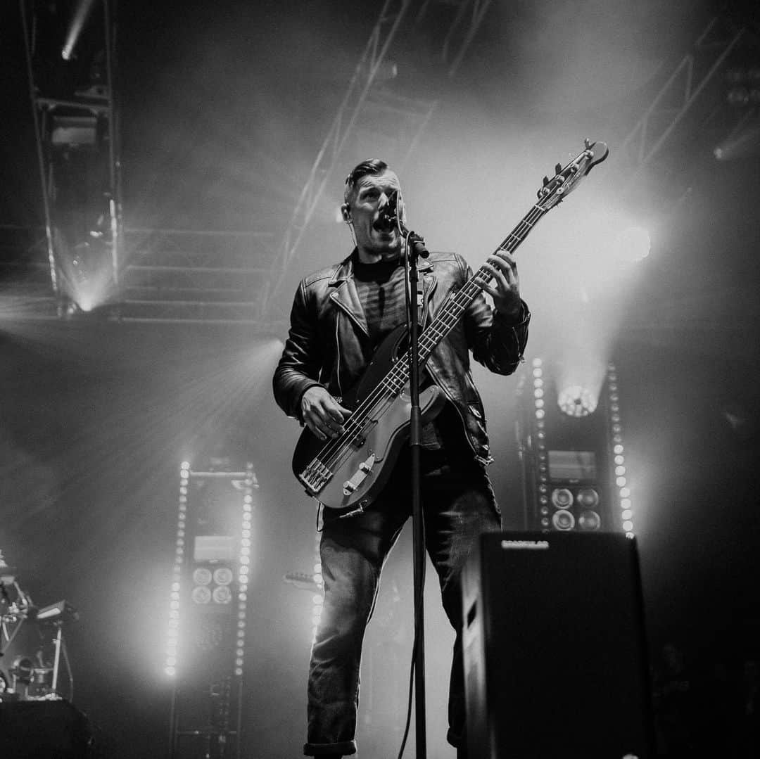 のインスタグラム：「Bass, barbells and beach cleans are what I’m about ♻️🏖🎸 #musician #blessed #slamdunkfestival #dapper #workoutmotivation #hawaii #amerrickan」