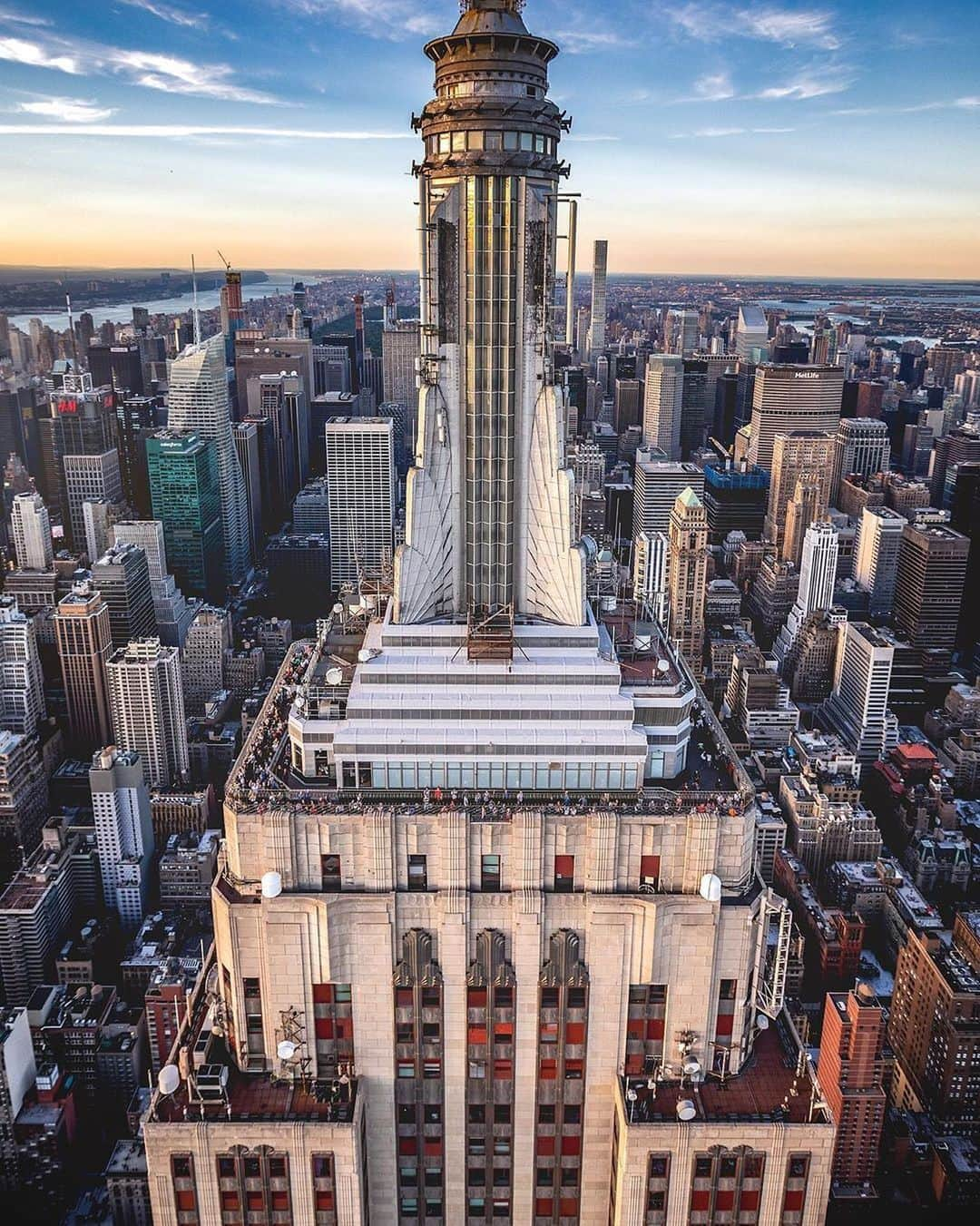 Empire State Buildingさんのインスタグラム写真 - (Empire State BuildingInstagram)「Shouting out some of our favorite photographers every month! Follow them to see their stunning photos of the #EmpireStateBuilding & NYC 👇 . 📷: @beholdingeye (photo featured) @captiv_8 @nyclovesnyc @jrisorto」5月30日 3時59分 - empirestatebldg