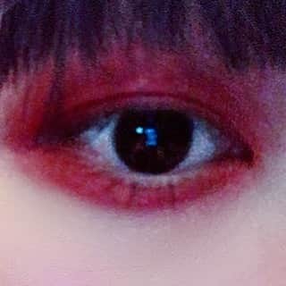 白珠イチゴのインスタグラム：「奥二重なんです。 アイプチはめんどくさいしケバくなるので最近はしていません。  #奥二重 #奥二重メイク  #赤シャドウ #赤メイク #病み #病みメイク  #闇 #闇メイク  #病みかわいい  #闇かわいい  #占い師 #三白眼 #赤囲みシャドウ  #囲みメイク  #囲みシャドウ  #奇抜メイク  #血色感」