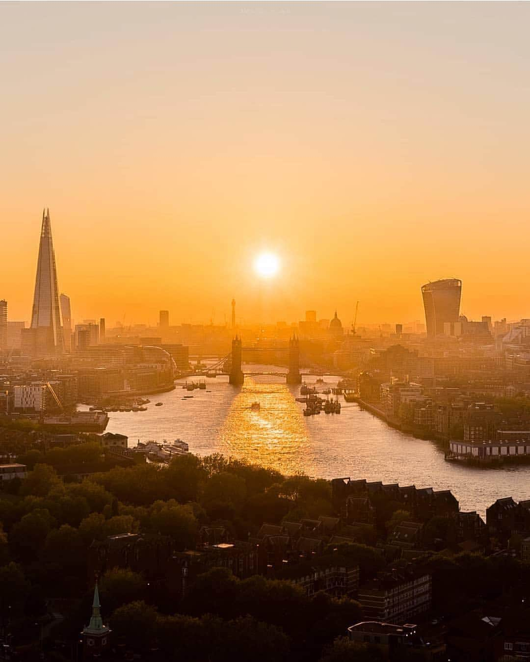 @LONDON | TAG #THISISLONDONさんのインスタグラム写真 - (@LONDON | TAG #THISISLONDONInstagram)「Stunning views from #Rotherhithe looking back, west, towards central #London. 🔥 Awesome capture from @tmnikonian! 👌🏼 We desperately need some sun! It’s almost June for gods sake! 🤷🏻‍♂️ Please leaves your best wishes for sunshine below... 👇🏼👇🏼👇🏼 Thanks! 🙏🏼 // #thisislondon #shard #towerbridge #walkietalkie #thames ☀️😊☀️」5月30日 4時04分 - london