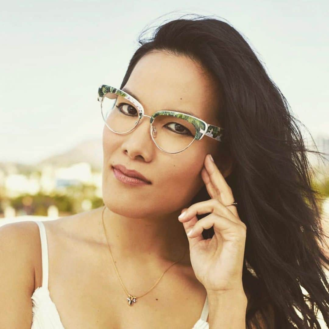 ガブリエル・ユニオンさんのインスタグラム写真 - (ガブリエル・ユニオンInstagram)「Today’s #WCW is the hysterical and brilliant, @aliwong. I'm a massive fan of her comedy specials and I know I’m going to love the new movie she stars in, Always Be My Maybe, out this Friday! This woman is a multi talented actress, comedian, writer and mother.  And - she has a book coming out, so mark those calendars for October 15th! She’s honest and raw and funny about so many topics including motherhood.  I have never met her, but in my mind, I feel like we are bffs and could enjoy Grease 2 together. She is my girl for all seasons. Let us lift her up in the light of goodness and hold her there!」5月30日 4時09分 - gabunion